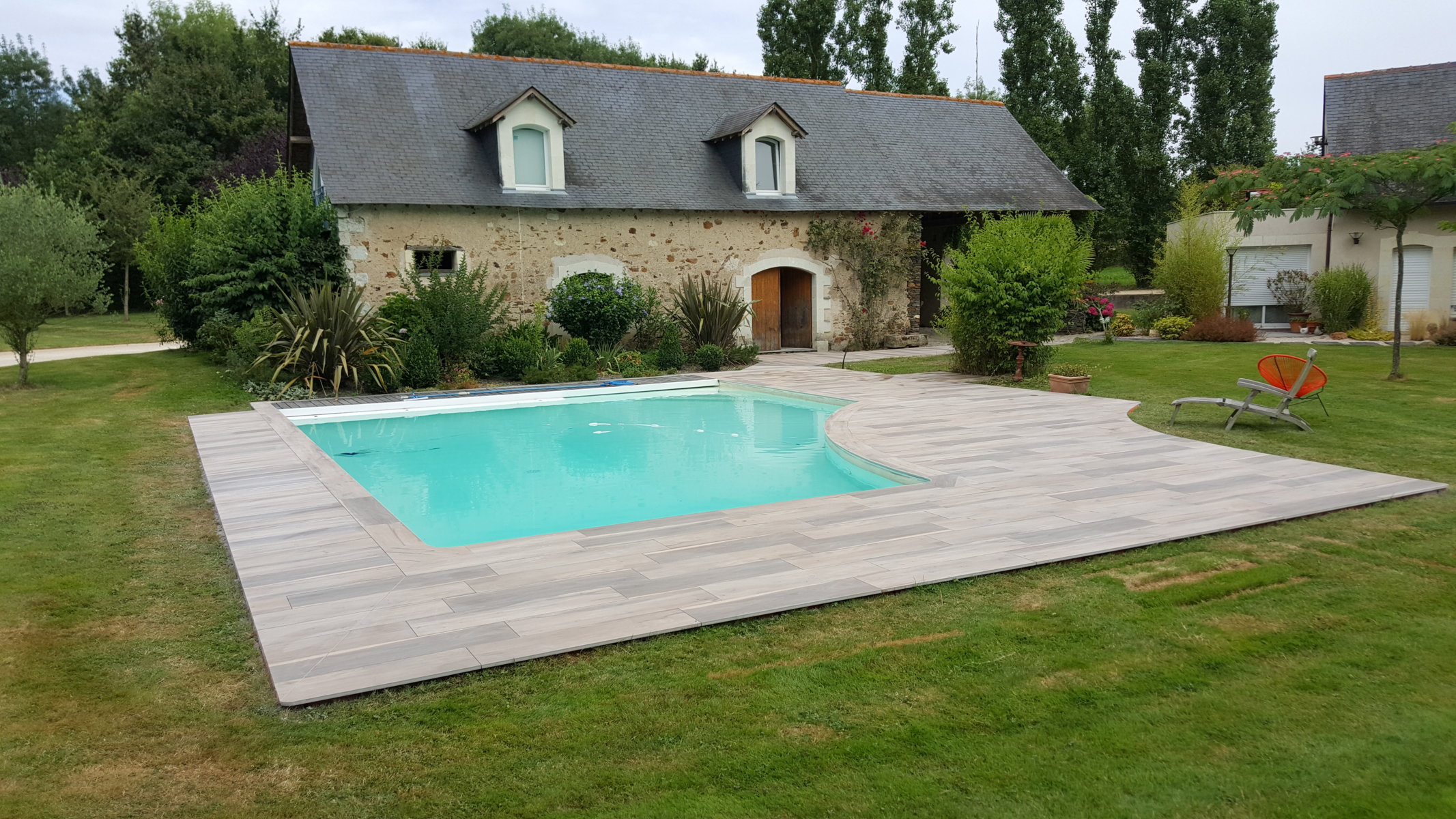 Terrasse sur plots réalisée par l'entreprise Hameline & Fils